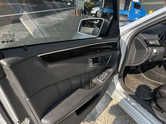 M-BENZ賓士 E220  第7張相片