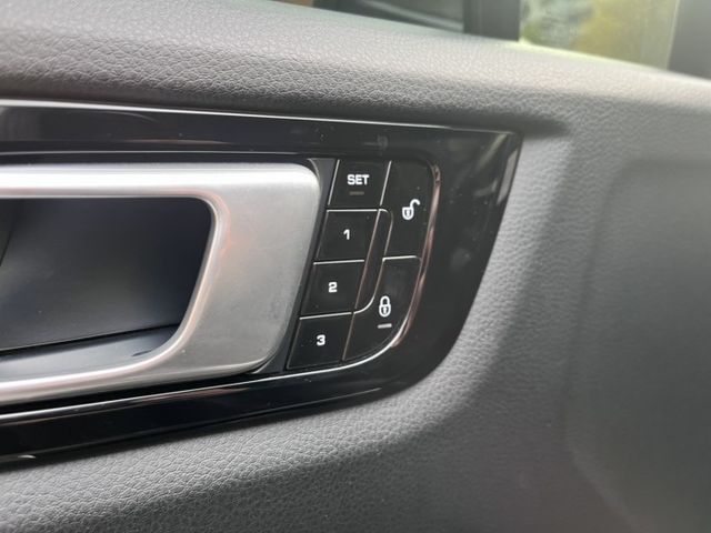 20吋鋁圈/4WD/ACC跟車/360環景影像/電尾門/電動記憶座椅/Apple Carplay  第12張相片