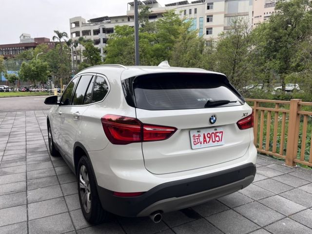 總代理/里程極低/定速/i-key/摸門/倒車顯影/左右獨立恆溫/前座雙電動椅/駕駛座記憶椅/電尾門  第4張相片