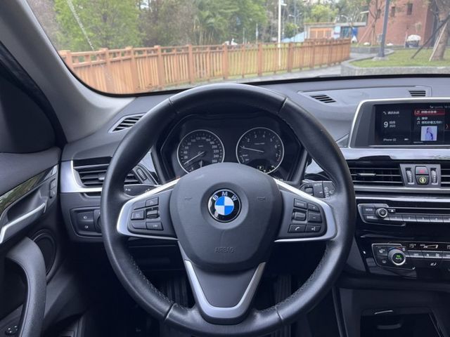 總代理/里程極低/定速/i-key/摸門/倒車顯影/左右獨立恆溫/前座雙電動椅/駕駛座記憶椅/電尾門  第7張相片