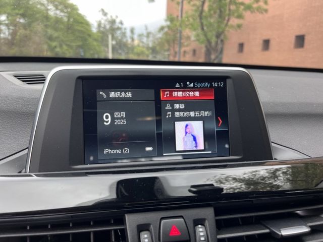 總代理/里程極低/定速/i-key/摸門/倒車顯影/左右獨立恆溫/前座雙電動椅/駕駛座記憶椅/電尾門  第8張相片