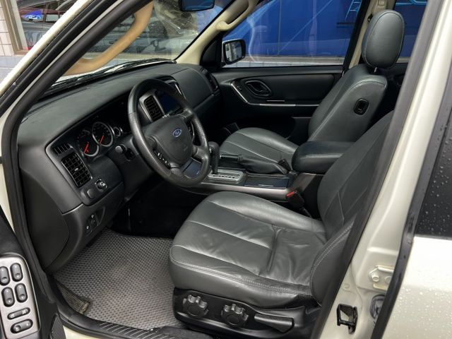 4WD/恆溫/定速/天窗/倒車雷達/車頂行李架/低里程/僅跑7萬8  第9張相片