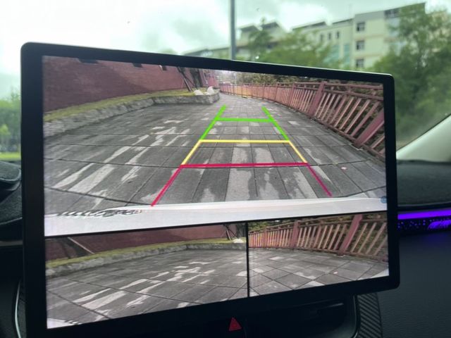一手車/原鈑件/超低里程/改裝鋁圈、前後包/專車用氣氛燈/智乘13.1吋主機/免鑰匙摸門啟動/ACC跟車/行車紀錄器  第12張相片