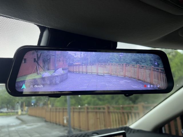 一手車/原鈑件/超低里程/改裝鋁圈、前後包/專車用氣氛燈/智乘13.1吋主機/免鑰匙摸門啟動/ACC跟車/行車紀錄器  第17張相片