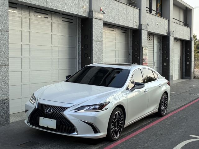 ES300h 旗艦版/原鈑件/里程三萬四/ACC全速域/Mark Levinson音響/前座雙電動記憶冷熱椅/抬頭顯示器  第1張相片