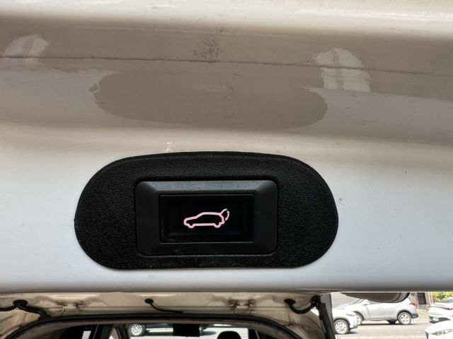 七人座/認證車輛/內外氣氛漂亮/iKey免鑰匙/定速巡航/單電滑門/升級電尾門/升級環景  第6張相片