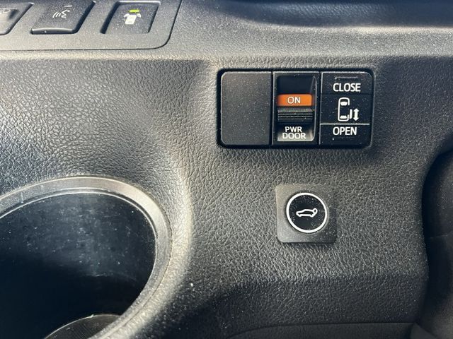 七人座/認證車輛/內外氣氛漂亮/iKey免鑰匙/定速巡航/單電滑門/升級電尾門/升級環景  第12張相片