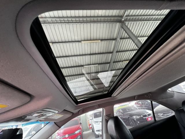 里程少.認證車.頂級車款.天窗.電動椅.後座出風口  第7張相片