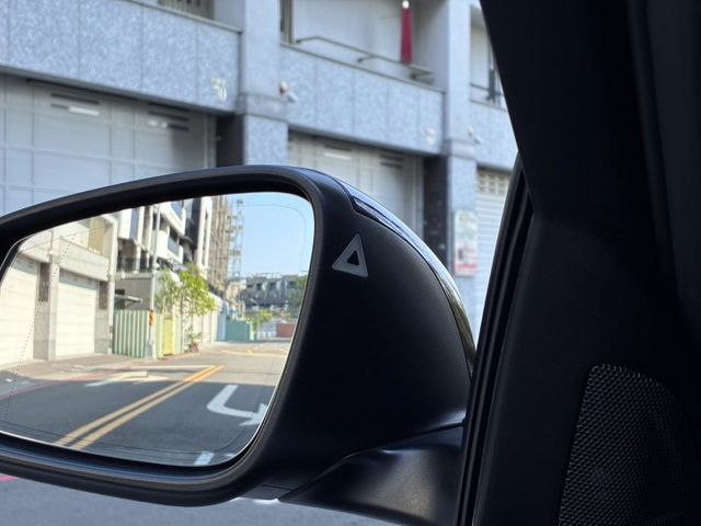 小改款LCI/認證車輛/僅跑6萬公里/內裝氣氛美/盲點偵測/車道偏離/免鑰匙iKey  第16張相片