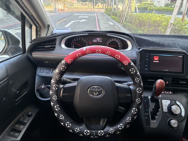 七人座/認證車輛/內外氣氛漂亮/iKey免鑰匙/定速巡航/單電滑門/升級電尾門/升級環景  第7張相片