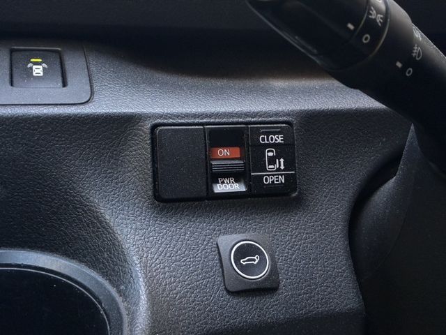 七人座/認證車輛/內外氣氛漂亮/iKey免鑰匙/定速巡航/單電滑門/升級電尾門/升級環景  第12張相片