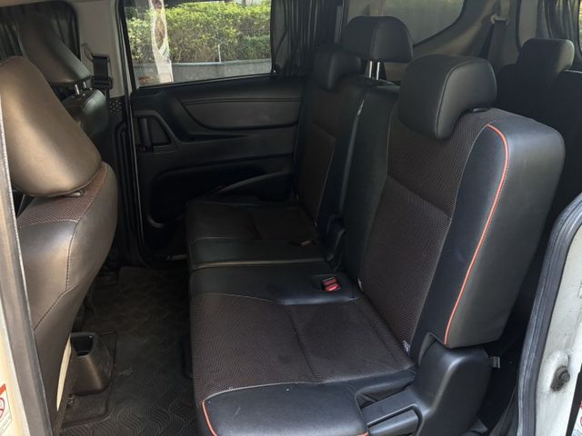 七人座/認證車輛/內外氣氛漂亮/iKey免鑰匙/定速巡航/單電滑門/升級電尾門/升級環景  第14張相片