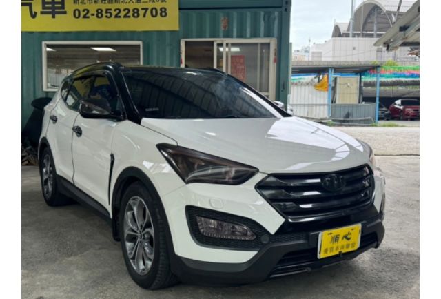 【堅持實車實價 車況透明】柴油 全景天窗 HID頭燈 駕駛座電動調整 倒車顯影  第1張相片