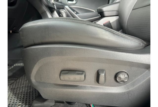 【堅持實車實價 車況透明】柴油 全景天窗 HID頭燈 駕駛座電動調整 倒車顯影  第6張相片