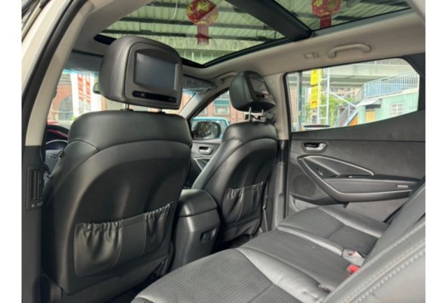 【堅持實車實價 車況透明】柴油 全景天窗 HID頭燈 駕駛座電動調整 倒車顯影  第18張相片