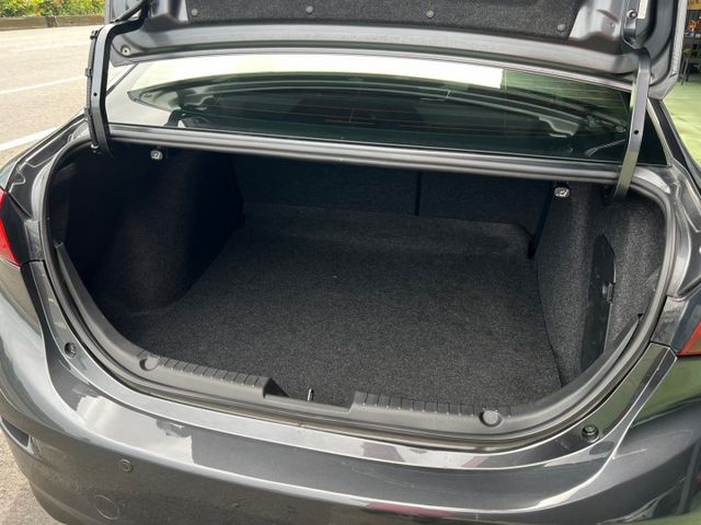 MAZDA3 4D 頂級版 實跑保證 摸門免鑰匙 天窗 抬頭顯示器 盲點等配備 屏東中古車推薦：汶松國際汽車  第6張相片
