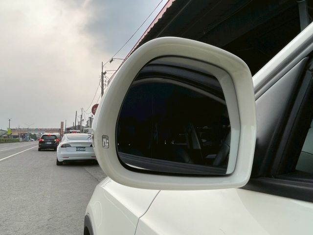 Q3 TFSI HID頭燈 換檔撥片 倒車顯影 電動座椅 恆溫空調 多功能觸碰螢幕 屏東進口車推薦：汶松國際汽車  第6張相片