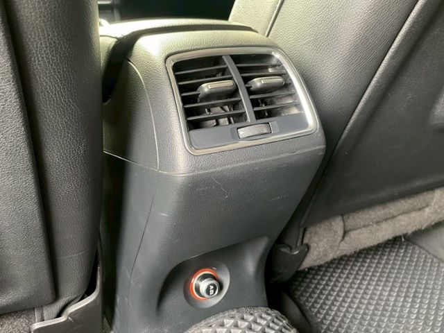 Q3 TFSI HID頭燈 換檔撥片 倒車顯影 電動座椅 恆溫空調 多功能觸碰螢幕 屏東進口車推薦：汶松國際汽車  第19張相片