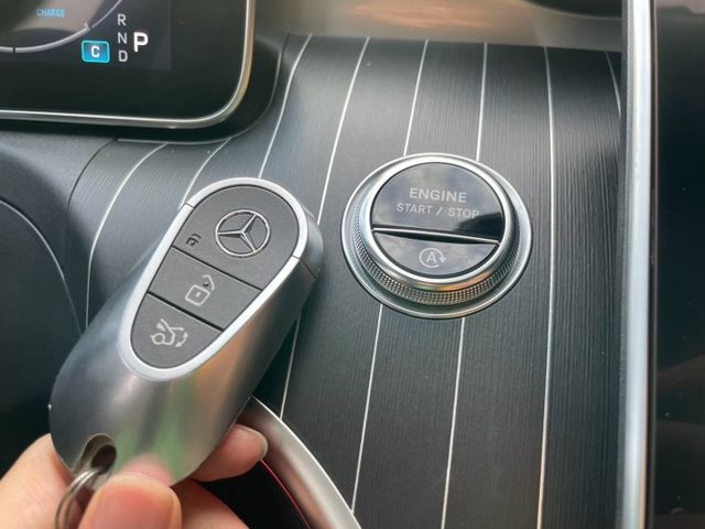 w206 C300 AMG夜色套件 原鈑件 電尾門 64色氛圍燈 盲點 環景等配備 屏東進口車推薦：汶松國際汽車  第15張相片