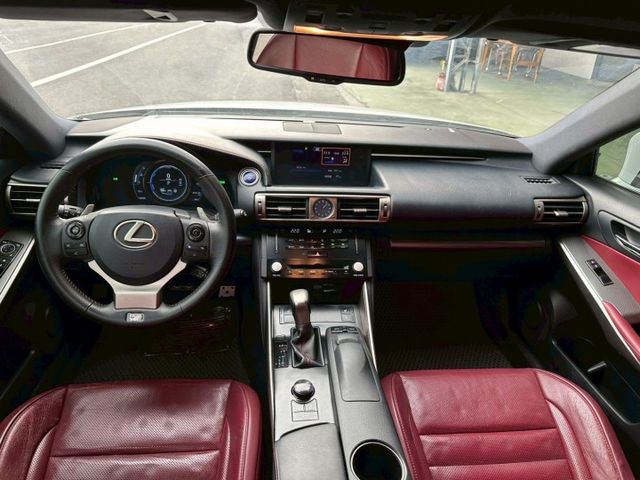 F-Sport Navi 馬克萊文森音響｜電動天窗｜LED光感應頭燈｜紅色皮椅等配備 屏東中古車推薦：汶松國際汽車  第6張相片