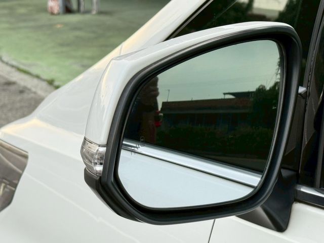 優雅兼霸氣霸氣六人商務車 原版件無事故無泡水 漂亮車 實跑保證 屏東商務車推薦:汶松國際汽車  第6張相片