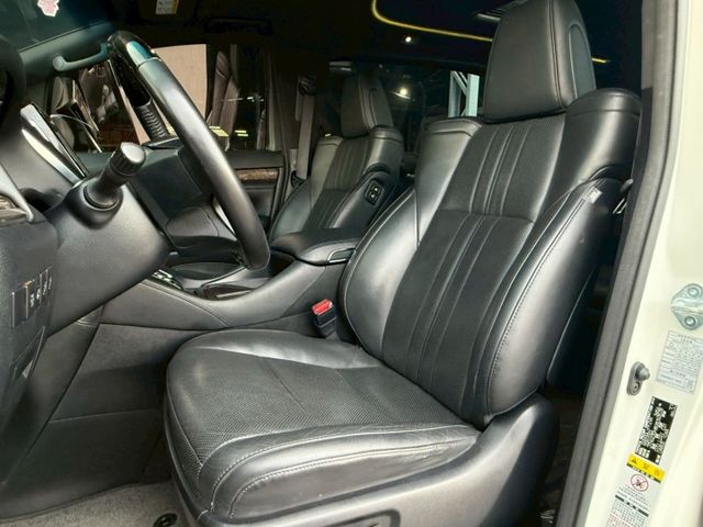 優雅兼霸氣霸氣六人商務車 原版件無事故無泡水 漂亮車 實跑保證 屏東商務車推薦:汶松國際汽車  第7張相片