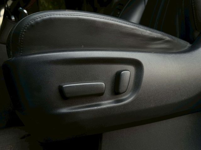 優雅兼霸氣霸氣六人商務車 原版件無事故無泡水 漂亮車 實跑保證 屏東商務車推薦:汶松國際汽車  第12張相片