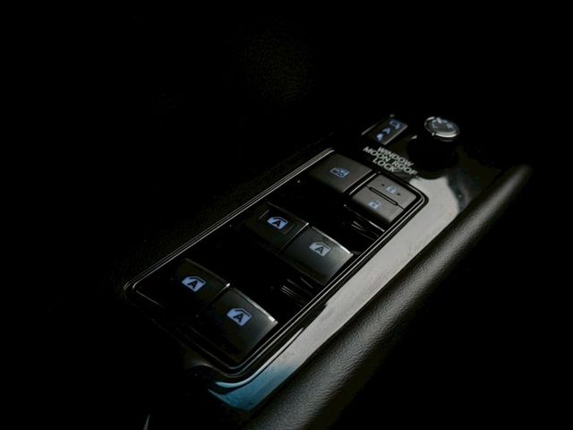 優雅兼霸氣霸氣六人商務車 原版件無事故無泡水 漂亮車 實跑保證 屏東商務車推薦:汶松國際汽車  第15張相片