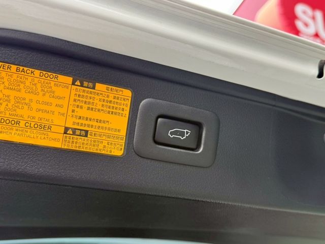 優雅兼霸氣霸氣六人商務車 原版件無事故無泡水 漂亮車 實跑保證 屏東商務車推薦:汶松國際汽車  第18張相片