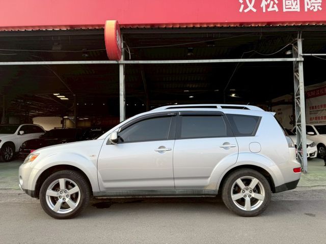 4WD 爬山涉水都不怕野外露營海邊釣魚超方便 I-KEY 摸門 冷熱通風椅 ACC 安卓機 改裝音響 屏東推薦：汶松國際  第2張相片