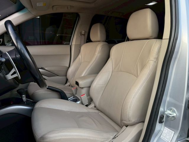 4WD 爬山涉水都不怕野外露營海邊釣魚超方便 I-KEY 摸門 冷熱通風椅 ACC 安卓機 改裝音響 屏東推薦：汶松國際  第7張相片