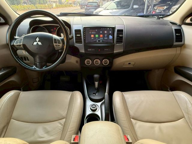 4WD 爬山涉水都不怕野外露營海邊釣魚超方便 I-KEY 摸門 冷熱通風椅 ACC 安卓機 改裝音響 屏東推薦：汶松國際  第9張相片