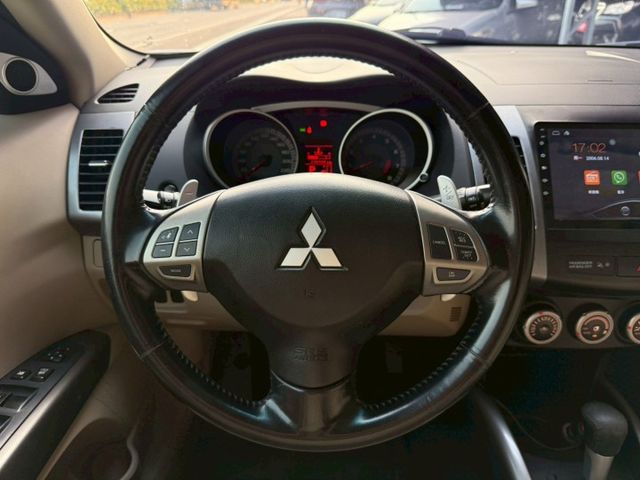 4WD 爬山涉水都不怕野外露營海邊釣魚超方便 I-KEY 摸門 冷熱通風椅 ACC 安卓機 改裝音響 屏東推薦：汶松國際  第10張相片