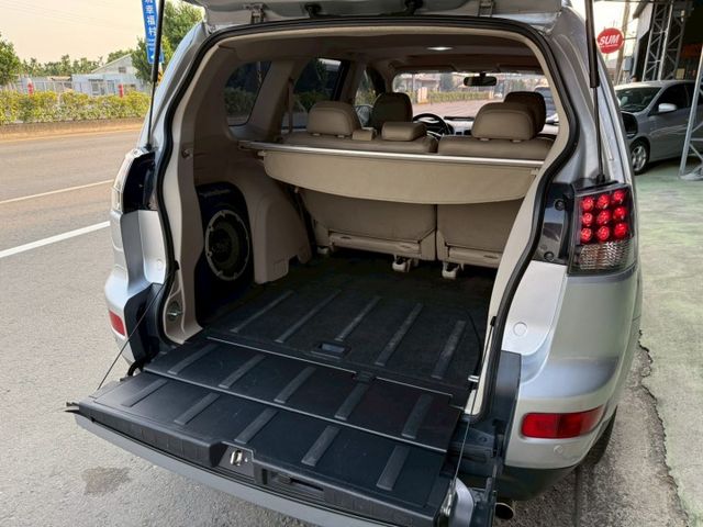 4WD 爬山涉水都不怕野外露營海邊釣魚超方便 I-KEY 摸門 冷熱通風椅 ACC 安卓機 改裝音響 屏東推薦：汶松國際  第20張相片