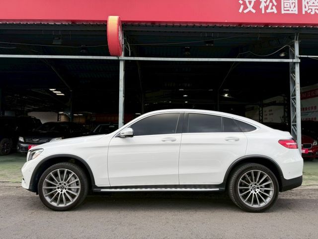 GLC300 COUPE 盲點偵測 摸們解鎖 免鑰匙啟動 360環景系統 定速 雙前電動座椅 四座加熱座椅 電動腳踢尾門  第2張相片