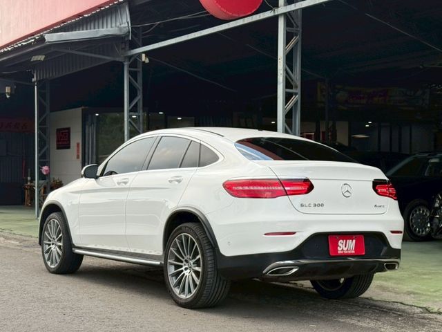 GLC300 COUPE 盲點偵測 摸們解鎖 免鑰匙啟動 360環景系統 定速 雙前電動座椅 四座加熱座椅 電動腳踢尾門  第3張相片