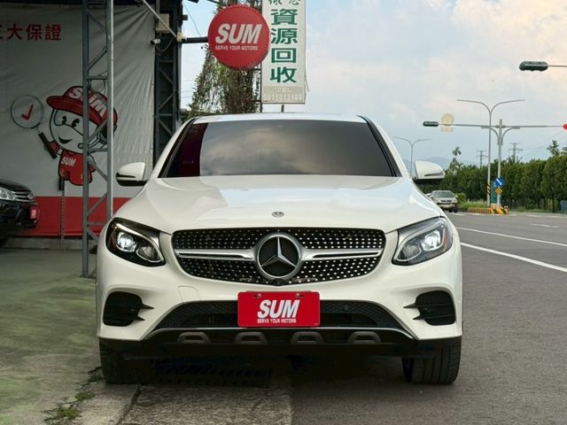 GLC300 COUPE 盲點偵測 摸們解鎖 免鑰匙啟動 360環景系統 定速 雙前電動座椅 四座加熱座椅 電動腳踢尾門  第4張相片