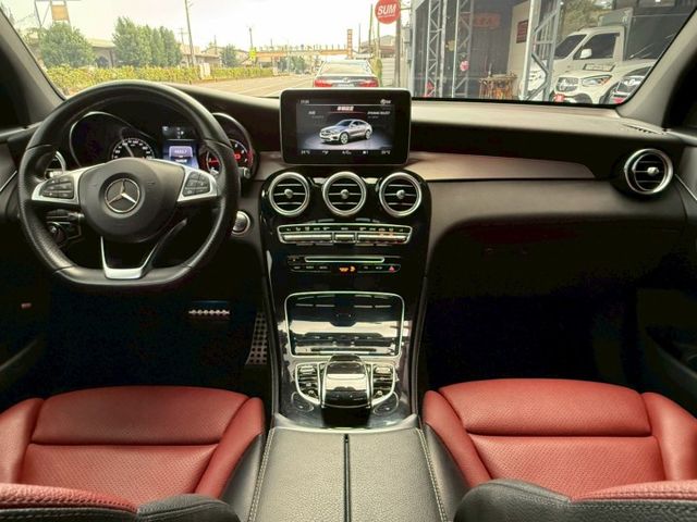 GLC300 COUPE 盲點偵測 摸們解鎖 免鑰匙啟動 360環景系統 定速 雙前電動座椅 四座加熱座椅 電動腳踢尾門  第10張相片