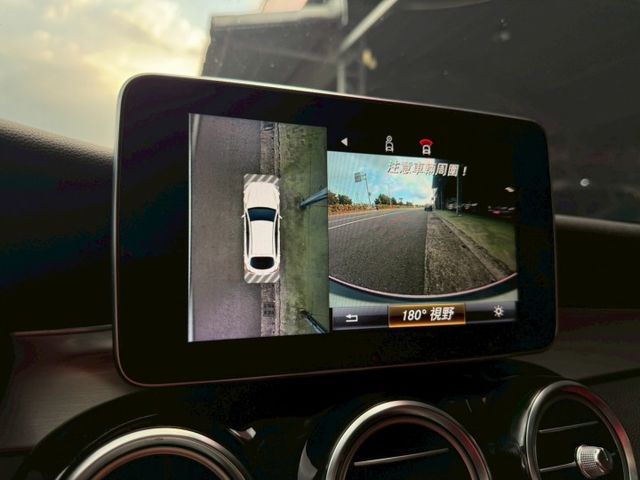 GLC300 COUPE 盲點偵測 摸們解鎖 免鑰匙啟動 360環景系統 定速 雙前電動座椅 四座加熱座椅 電動腳踢尾門  第15張相片