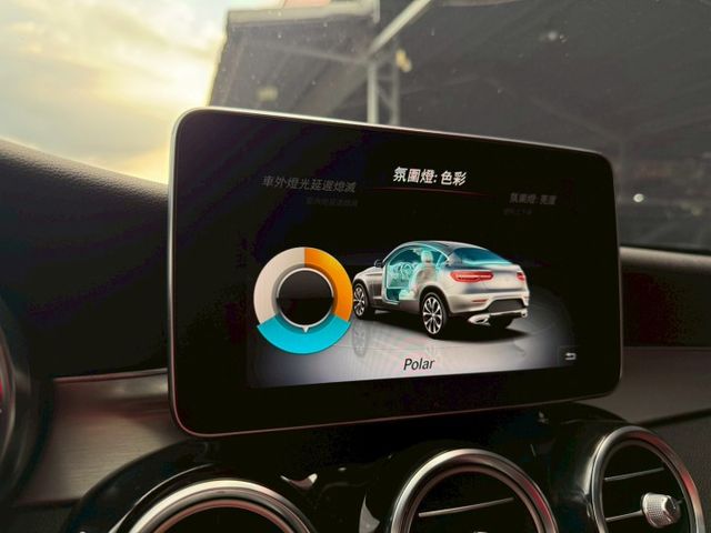 GLC300 COUPE 盲點偵測 摸們解鎖 免鑰匙啟動 360環景系統 定速 雙前電動座椅 四座加熱座椅 電動腳踢尾門  第16張相片