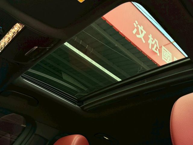 GLC300 COUPE 盲點偵測 摸們解鎖 免鑰匙啟動 360環景系統 定速 雙前電動座椅 四座加熱座椅 電動腳踢尾門  第18張相片