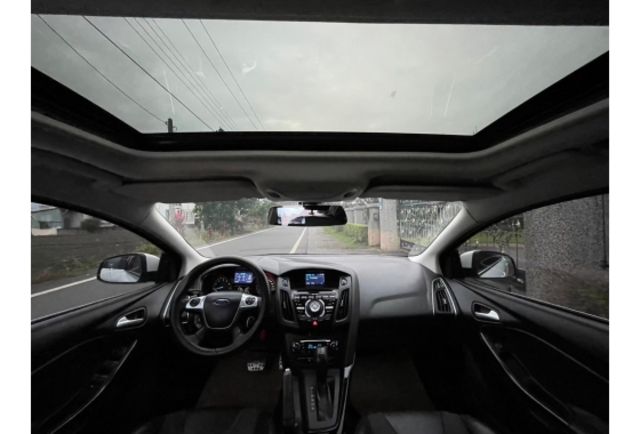 2015 Ford Focus  第10張相片