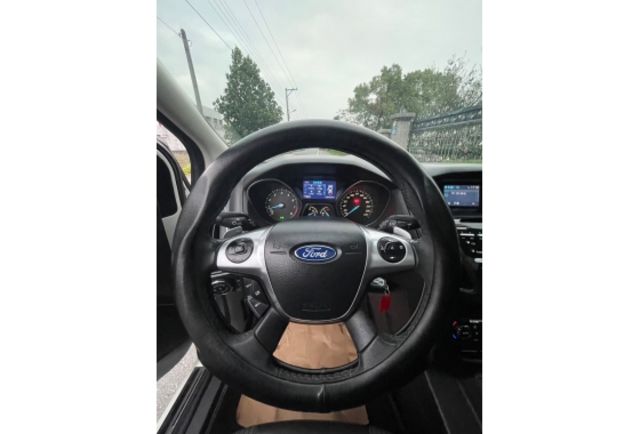 2015 Ford Focus  第12張相片
