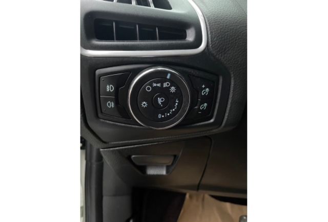 2015 Ford Focus  第17張相片
