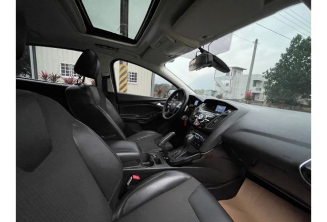 2015 Ford Focus  第23張相片