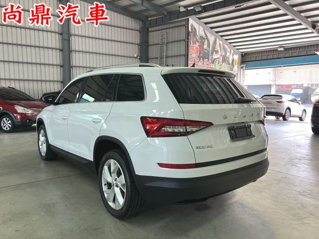 2021型 小改款 4x4尊榮款 七人座 原鈑件 全景天 電尾門 ACC跟車 盲點 環景 CARPLAY 可貸款  第2張相片