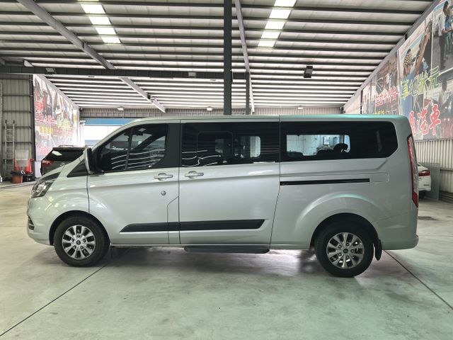 尊爵8人座 旅行家 里程僅跑2萬 原鈑件 ACC跟車 車道偏離 盲點偵測 倒車影像 前後行車紀錄器 可參考車貸  第2張相片