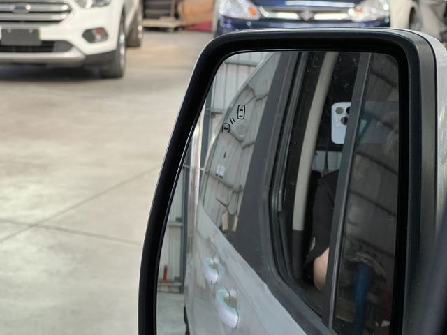 尊爵8人座 旅行家 里程僅跑2萬 原鈑件 ACC跟車 車道偏離 盲點偵測 倒車影像 前後行車紀錄器 可參考車貸  第9張相片