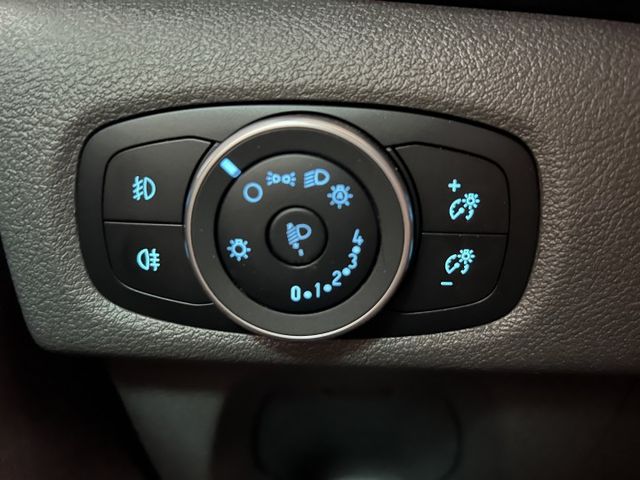 尊爵8人座 旅行家 里程僅跑2萬 原鈑件 ACC跟車 車道偏離 盲點偵測 倒車影像 前後行車紀錄器 可參考車貸  第11張相片