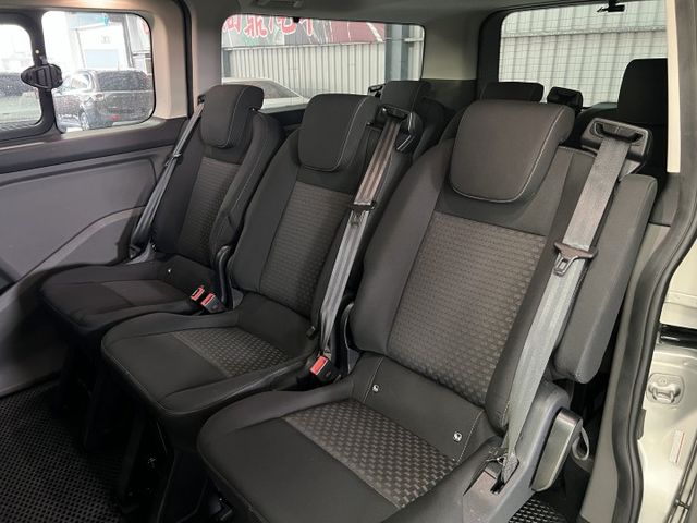 尊爵8人座 旅行家 里程僅跑2萬 原鈑件 ACC跟車 車道偏離 盲點偵測 倒車影像 前後行車紀錄器 可參考車貸  第17張相片